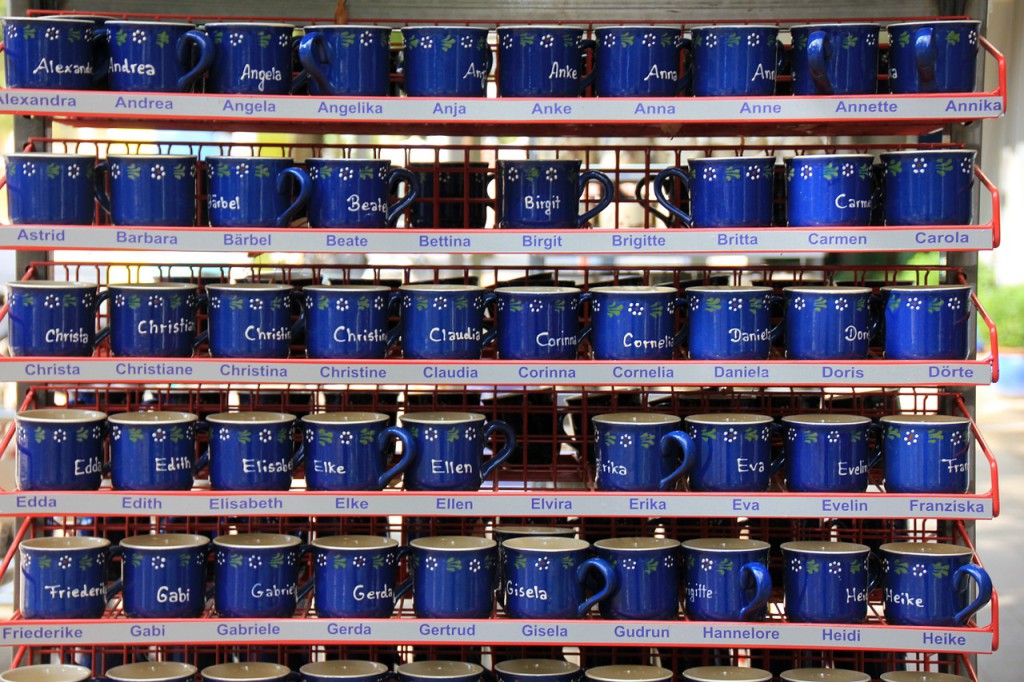 Många blåa koppar med namn på.