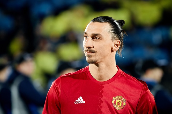 Zlatan med röd tröja