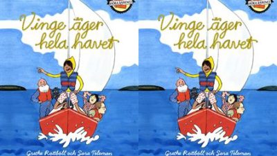 Vinge står på sin seglarbåt ute på havet.