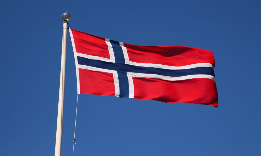 Norska flaggan. Den är röd, med ett blått och vitt kors.