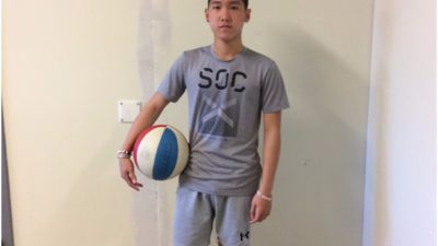 Mutuki Cortejo Jumawan med en basketboll under armen.