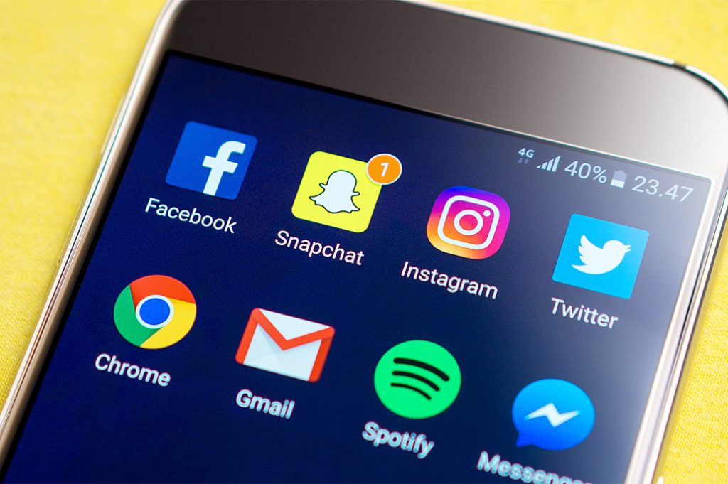 En smartphone mot en gul bakgrund