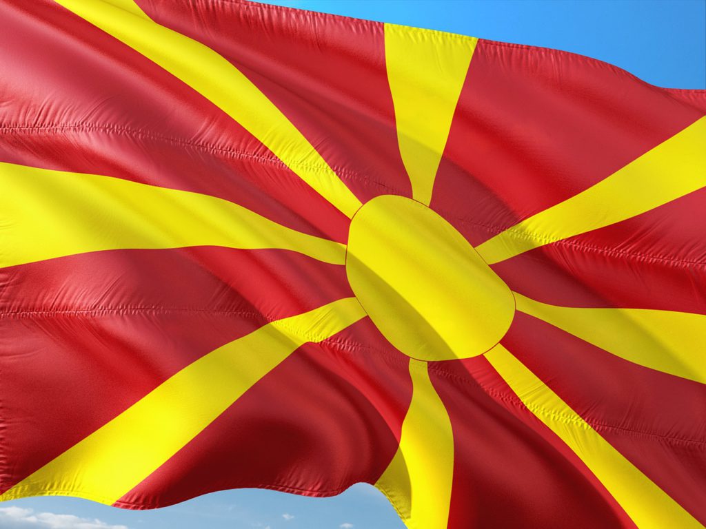 Makedoniens flagga: en gul sol på röd bakgrund