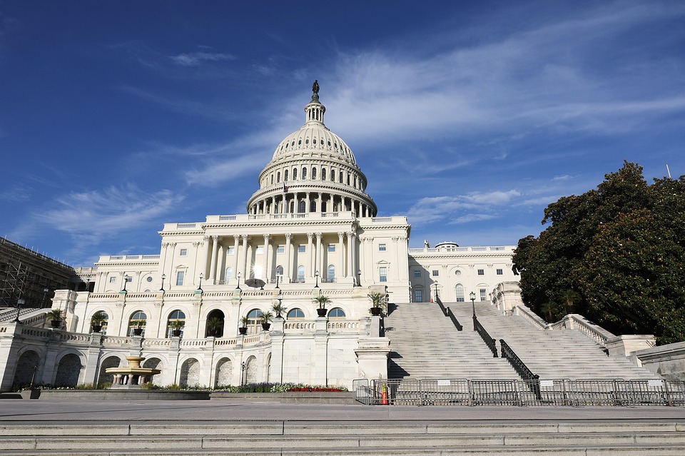 Capitol Hill i USA. Ett stort vitt hus med en kupol och trappor som leder upp.