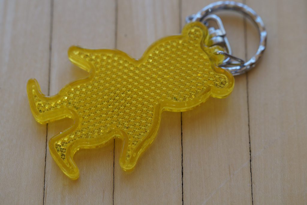 En gul reflex i form av en björn