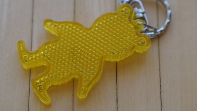 En gul reflex i form av en björn