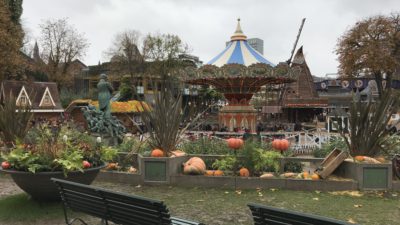 En park med en staty på Tivoli i Köpenhamn.