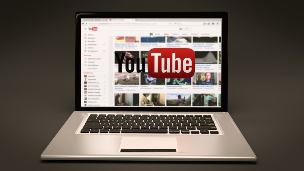 En dator med Youtube uppe