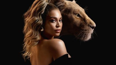 Beyonce står med ryggen till hälften vänd mot kameran. Hon ser väldigt snygg ut i svagt ljussken och med en tofs högt upp på huvudet. Bakom henne syns det animerade lejon som hon gör rösten till.