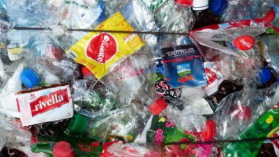 Fullt av plastflaskor och annat plastskräp ligger ihop i ett myller.