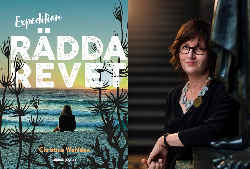 Christina Wahldén står bredvid boken rädda revet