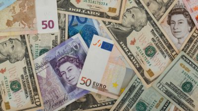Pengar i olika valutor, bland annat euro, dollar och pund
