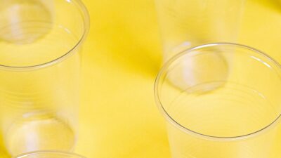 Engångsmuggar i plast