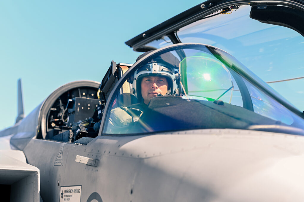 Robert Krznaric sitter i ett stridsflygplan