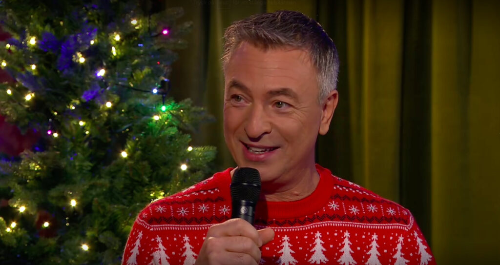 Tareq Taylor presenteras under SVT:s presskonferens.