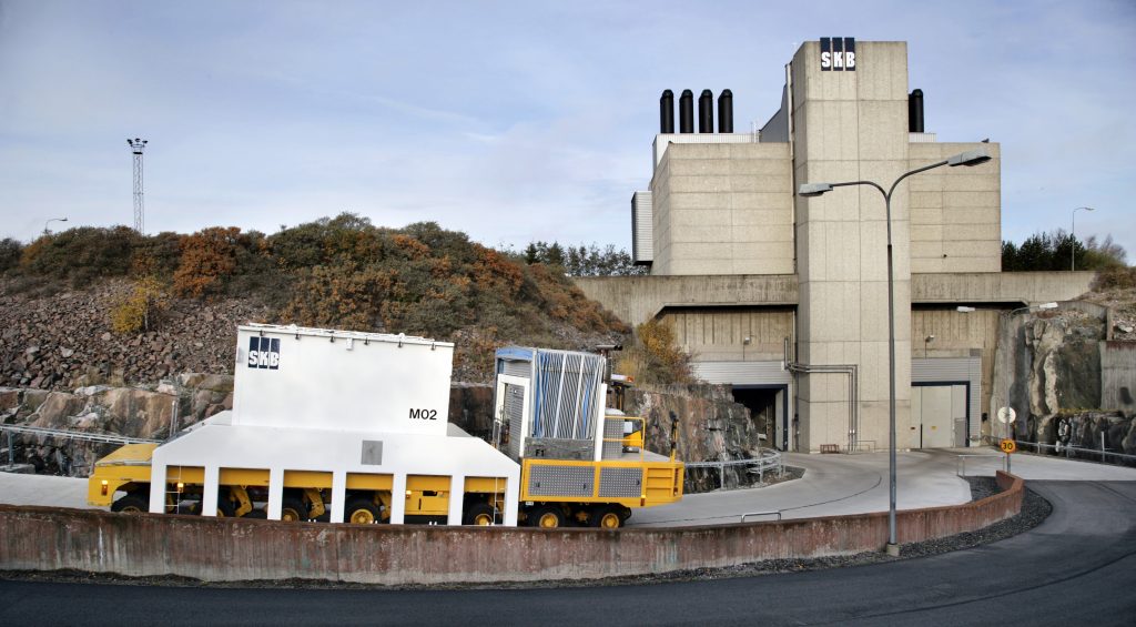 En bil fraktar avfall från kärnkraftverk.