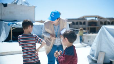 Två pojkar och en hjälparbetare.
